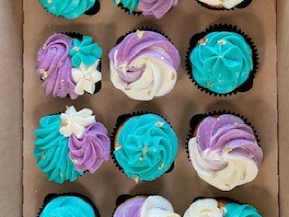 12 Paars, turquoise en witte cup cakes met boter crème.