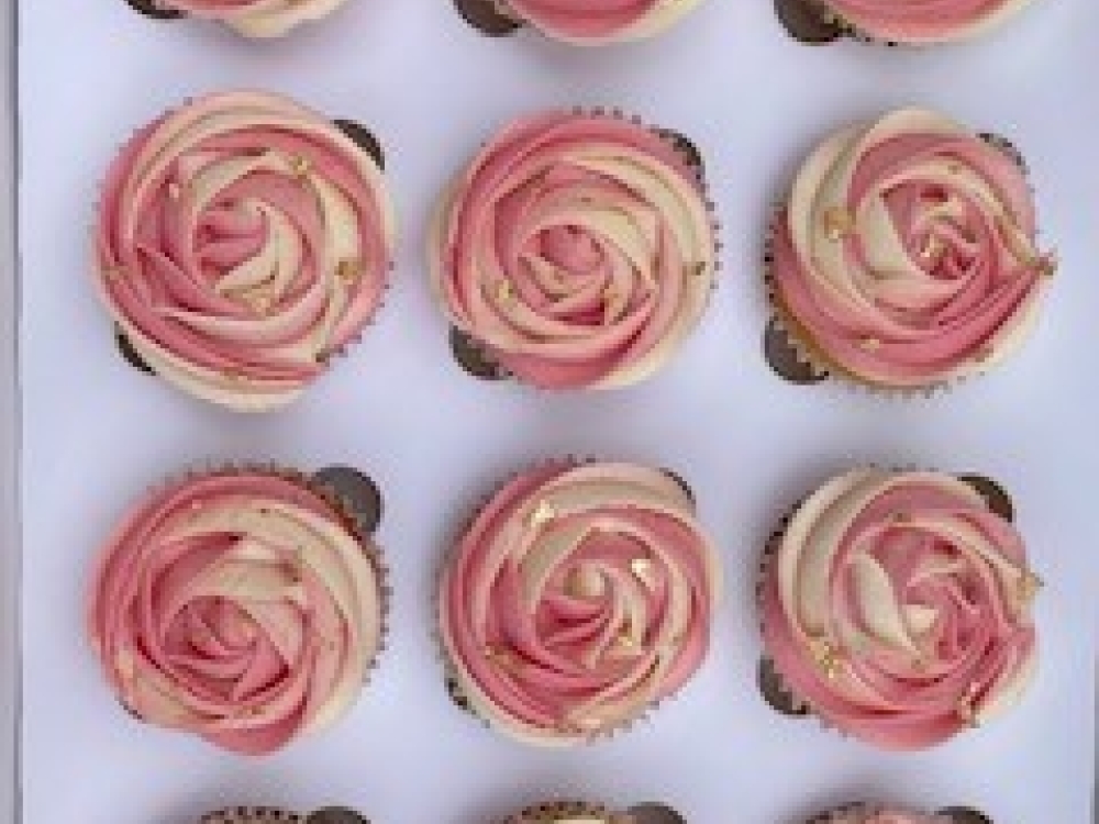 12 wit met roze cup cakes