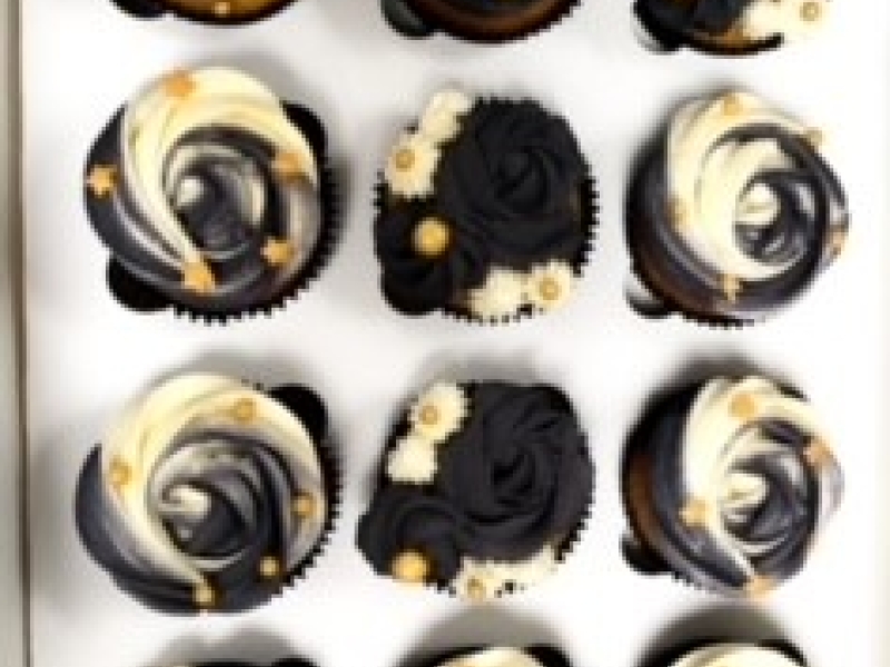 12 paars met gouden cup cakes