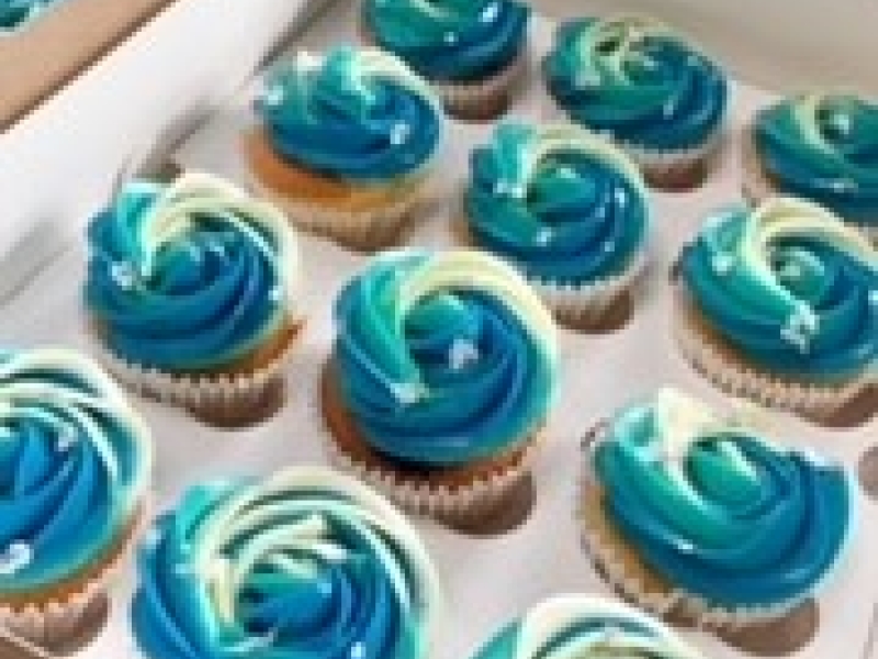 12 cup cakes met blauwe boter crème