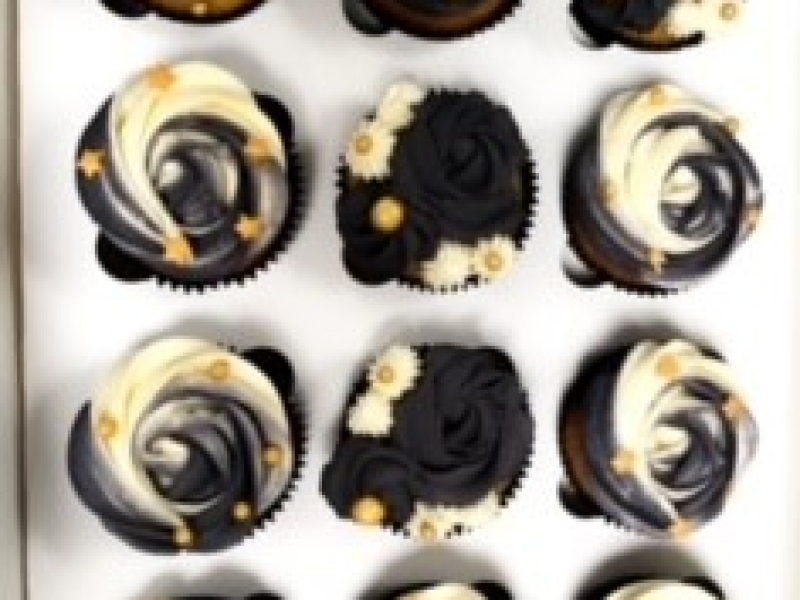 12 paars met gouden cup cakes