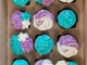 12 Paars, turquoise en witte cup cakes met boter crème.